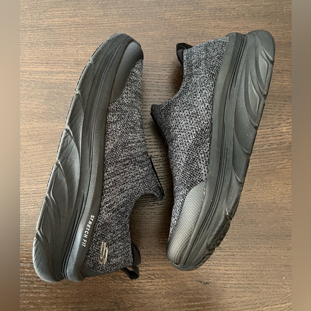 SKECHERS BLACK/DARK GRAY D’LUX WALKER 9 SIZE